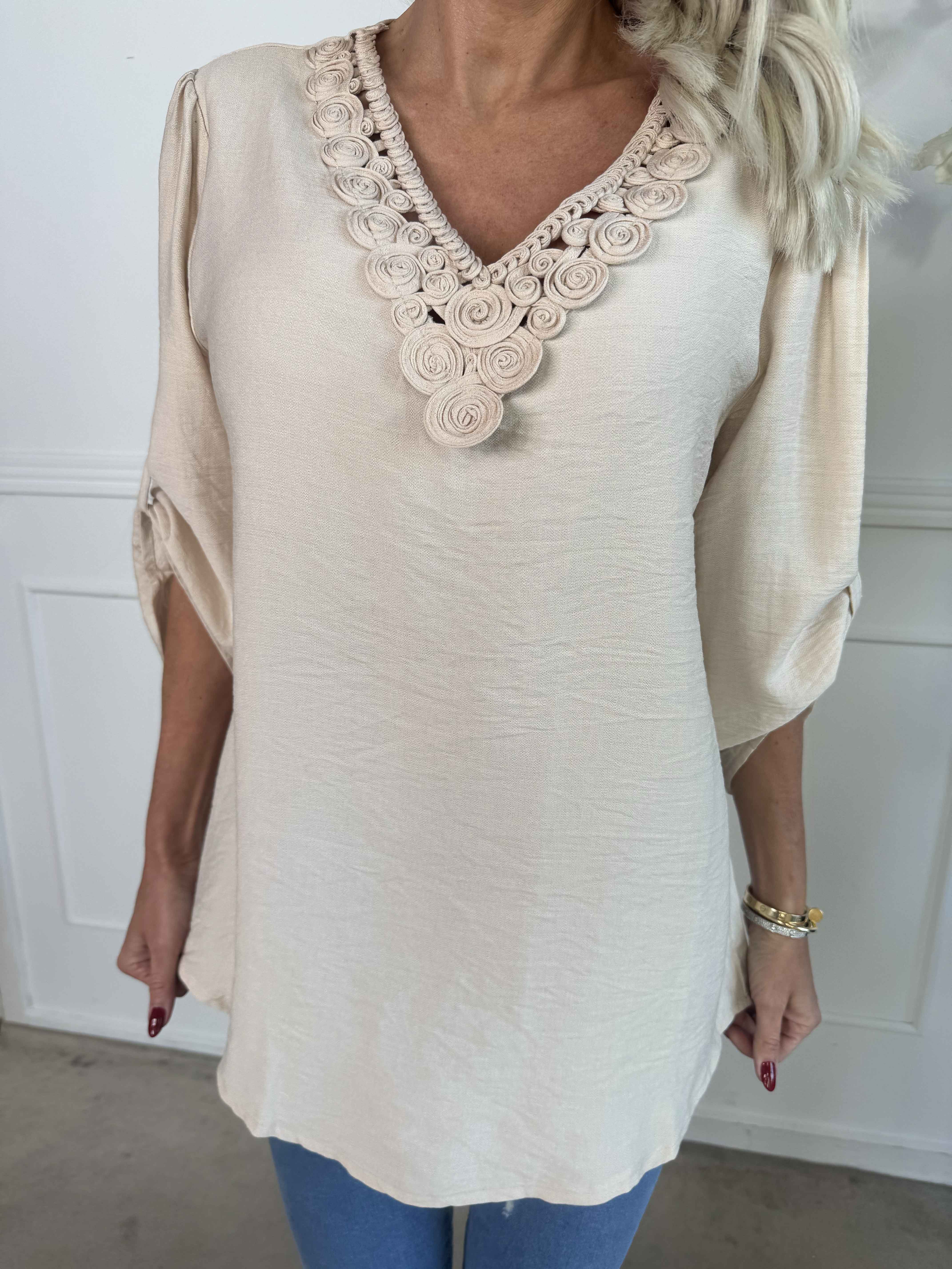 Gina - Bluse i bomuld med detaljeret v-udskæring